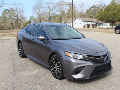 Used 2019 Toyota Camry SE image 3