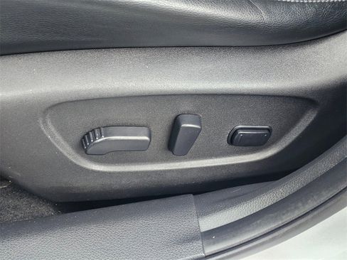 Used 2018 Nissan Rogue SL w/ Premium Package image 34