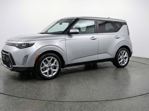 Used 2025 Kia Soul LX w/ LX Technology Package image 3