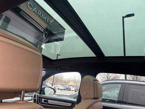 Used 2023 Porsche Cayenne Platinum Edition image 16