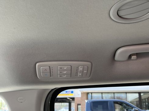 Used 2024 Kia Carnival LX image 15