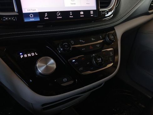 Used 2023 Chrysler Pacifica Touring-L image 21