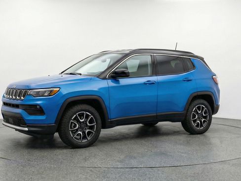 Used 2025 Jeep Compass Trailhawk AWD/4WD image 3