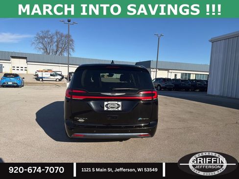 Used 2024 Chrysler Pacifica Select image 11