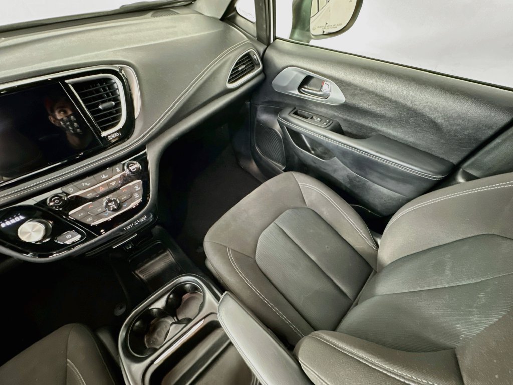Used 2023 Chrysler Pacifica Touring FWD image 11