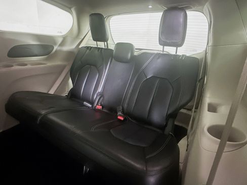 Used 2024 Chrysler Pacifica Touring-L image 27