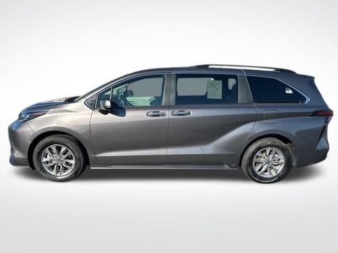 Used 2024 Toyota Sienna XLE image 3
