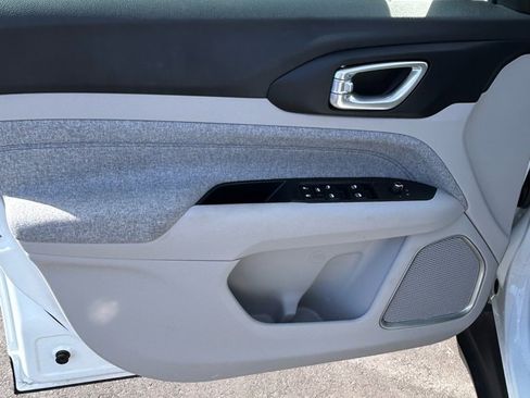 Used 2024 Jeep Compass Latitude image 9