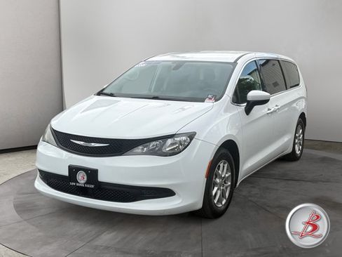 Used 2022 Chrysler Voyager LX FWD image 3