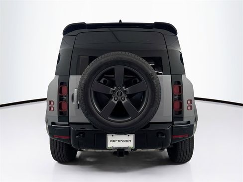Used 2024 Land Rover Defender 90 X-Dynamic SE image 6
