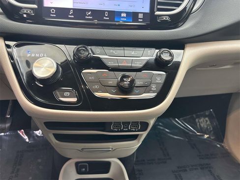 Used 2024 Chrysler Pacifica Touring-L image 32