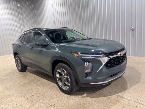 Used 2025 Chevrolet Trax LT w/ Driver Confidence Package image 4