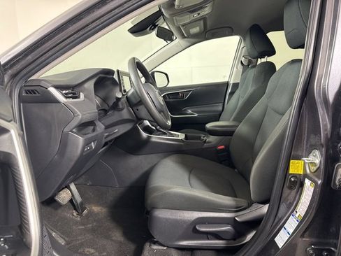 Used 2021 Toyota RAV4 LE image 11