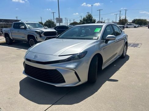 Used 2025 Toyota Camry LE FWD image 8