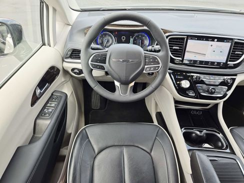Used 2024 Chrysler Pacifica Limited image 12