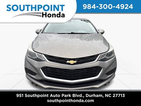 Used 2017 Chevrolet Cruze LT image 2