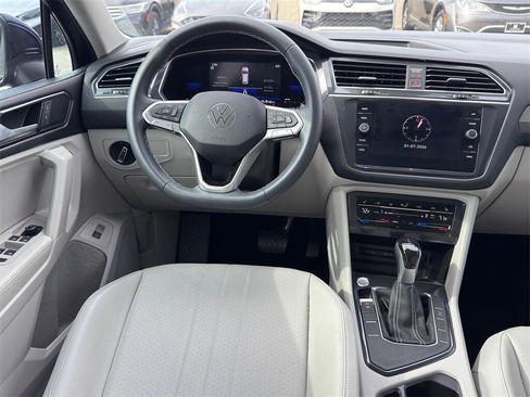 Used 2022 Volkswagen Tiguan SE w/ Panoramic Sunroof Package image 28