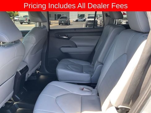 Used 2022 Toyota Highlander XLE FWD image 13