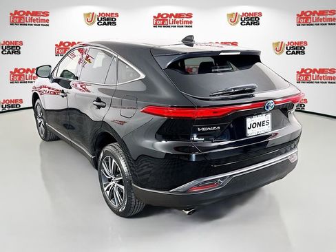 Certified 2022 Toyota Venza LE image 2