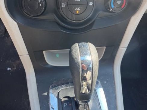 Used 2012 Ford Fiesta SE FWD image 2