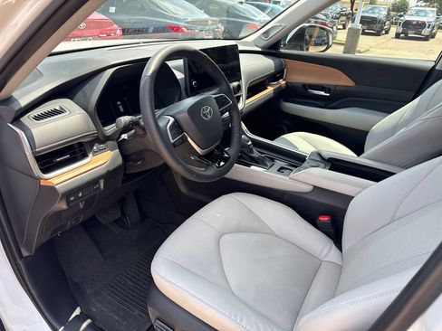 Used 2025 Toyota Grand Highlander FWD image 5