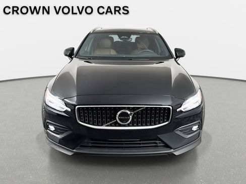 Used 2025 Volvo V60 B5 Cross Country Plus image 2