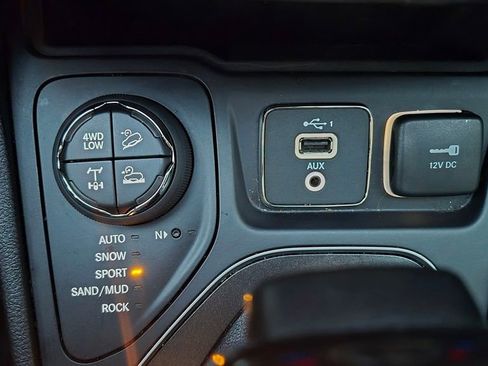 Used 2021 Jeep Cherokee Trailhawk image 22