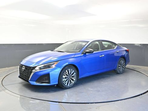 Used 2025 Nissan Altima 2.5 SV FWD image 10