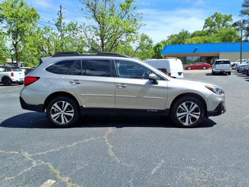 Used 2018 Subaru Outback 3.6R Limited AWD/4WD image 2