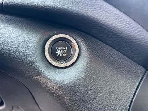 Used 2019 Jeep Cherokee Latitude Plus w/ Comfort/Convenience Group FWD image 17