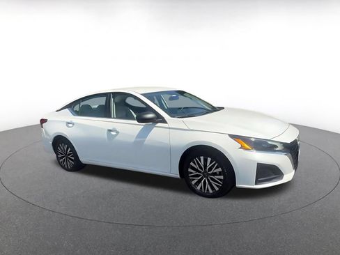 Used 2025 Nissan Altima 2.5 SV FWD image 2