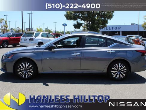 Used 2025 Nissan Altima 2.5 SV FWD image 2