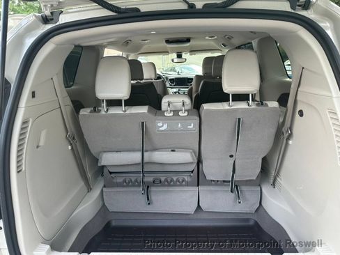 Used 2017 Chrysler Pacifica Touring-L FWD image 22