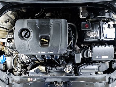 Used 2017 Hyundai Elantra SE image 12