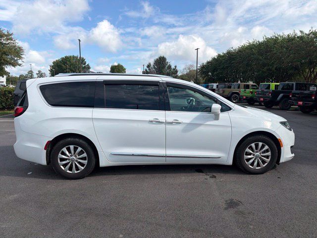 Used 2019 Chrysler Pacifica Touring-L FWD image 2