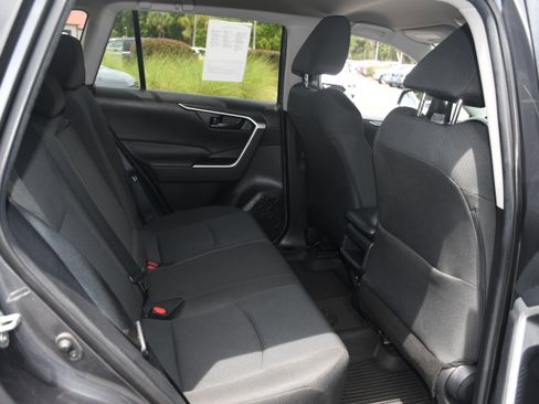 Used 2021 Toyota RAV4 LE AWD/4WD image 17