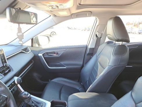 Used 2019 Toyota RAV4 Limited image 16