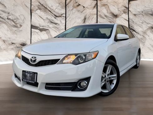 Used 2014 Toyota Camry SE image 2