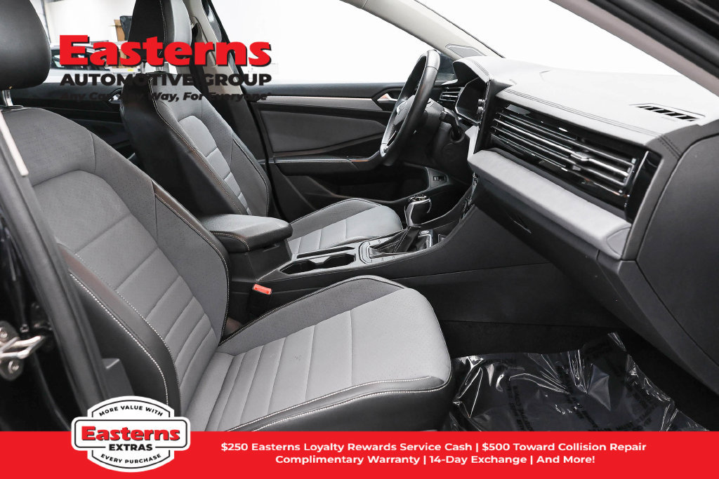 Used 2025 Volkswagen Jetta SE FWD image 24