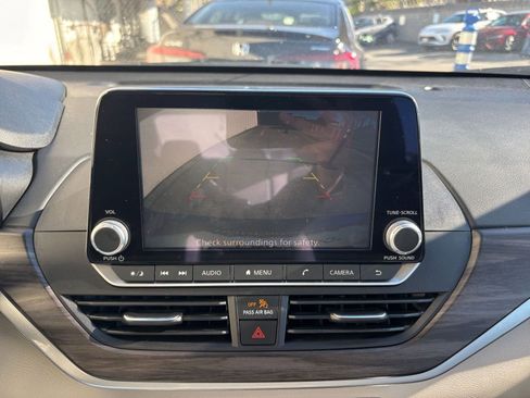 Used 2025 Nissan Altima 2.5 SV image 17