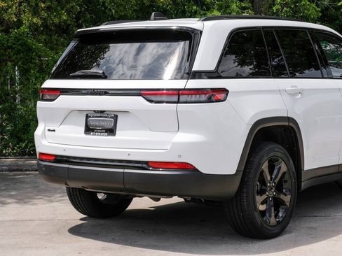 Used 2023 Jeep Grand Cherokee Altitude image 16