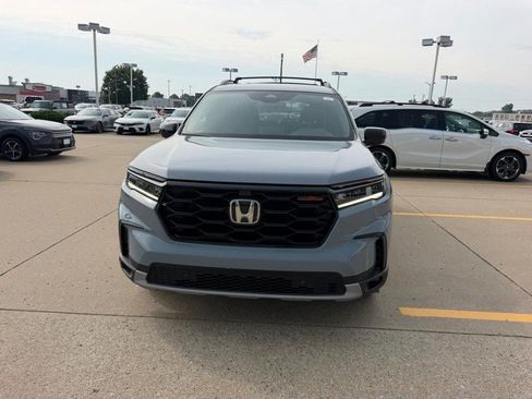 Used 2025 Honda Pilot TrailSport image 8