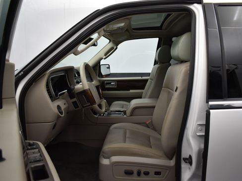 Used 2014 Lincoln Navigator 2WD image 8