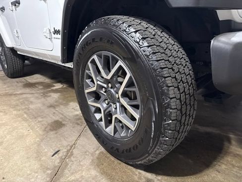 Used 2025 Jeep Wrangler Unlimited Sahara AWD/4WD image 17