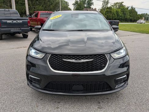 Used 2023 Chrysler Pacifica Touring-L FWD image 2