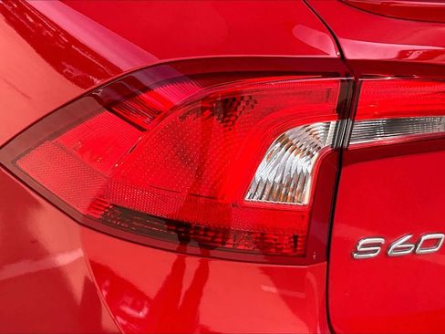 Used 2018 Volvo S60 T6 R-Design Platinum image 27