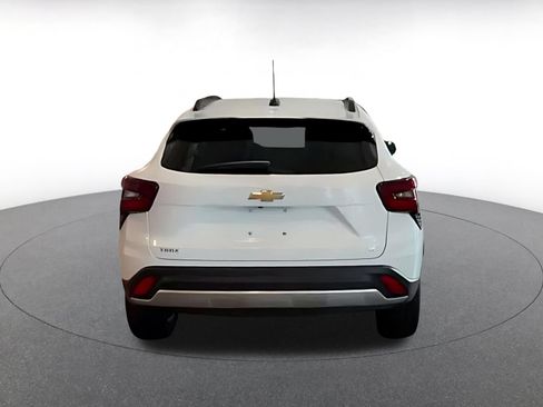Used 2025 Chevrolet Trax LT w/ LT Convenience Package FWD image 7