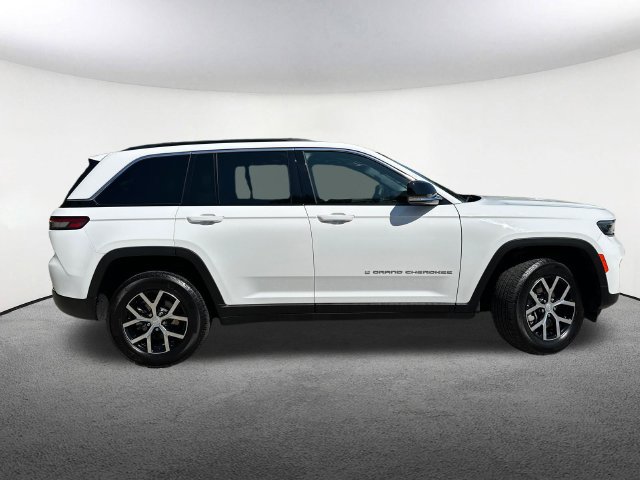 Used 2025 Jeep Grand Cherokee Limited AWD/4WD image 16