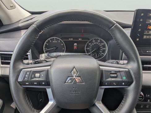 Used 2025 Mitsubishi Outlander SE FWD image 29