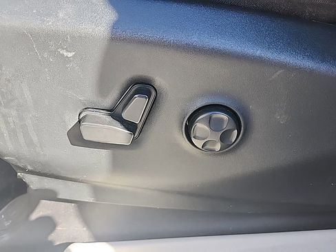 Used 2024 Chrysler Pacifica Touring-L FWD image 22